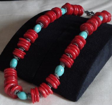 RED CORAL DISC AND TURQUISE BEAD CHOKER